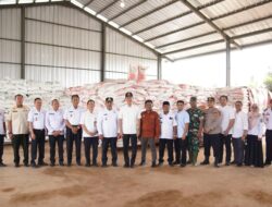 Gas Program Prioritas, Bupati Muchendi Salurkan Pupuk untuk Petani Sawit