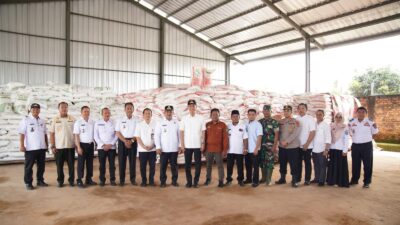 Gas Program Prioritas, Bupati Muchendi Salurkan Pupuk untuk Petani Sawit