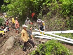 Karya Bakti Polsek Binakal Bersama Warga Perbaiki Saluran Air Bersih di Desa Sumberwaru