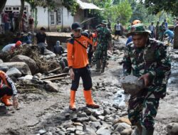 TNI Bersama Warga Bersihkan Dampak Banjir Bandang di Curahdami