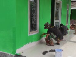 HAMPIR TUNTAS, WARGA DAN SATGAS TMMD KEBUT PENGECATAN MUSHOLA