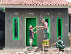 Kejar Target! Satgas TMMD dan Babinsa Ngabuburit Sambil Percantik Rumah Ibu Wagia