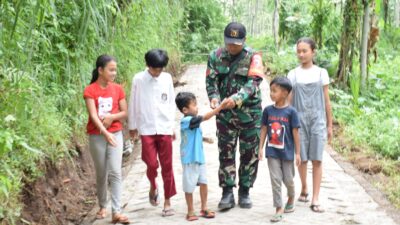 Keceriaan Anak-anak Desa Gunosari, Menikmati Jalan Paving Baru Hasil TMMD 123