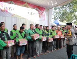 Bazar Ramadhan Presisi dan Baksos Ramadhan Polres Jember dan Bhayangkari: 100 Paket Sembako untuk Driver Ojek Online