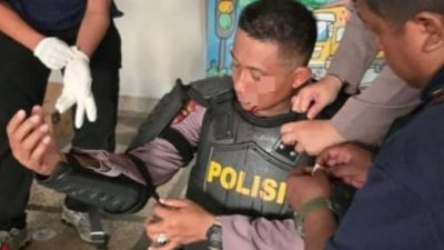 Belasan Polisi Terluka Kena Lemparan Batu dan Petasan Saat Pengamanan Demo Tolak UU TNI di Surabaya