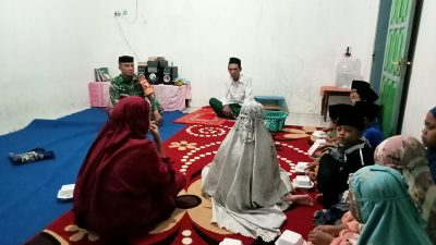 Momen Ramadan Babinsa Tapen Jalin Kedekatan dengan Warga Lewat Sholat Tarawih