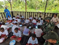 Prajurit Satgas Yonif 733/Masariku berbagi kasih dengan membagikan Makan Bergizi Gratis kepada Siswa SD Rimba ST Aloysius Mumugu