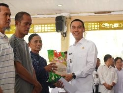 Lewat Program Bismilah, Bupati OKI Salurkan 1.129 Paket Beras ke Warga Kurang Mampu