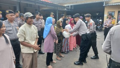 Sat Samapta Polres Jember Bagikan Sembako untuk Warga dalam Rangka Menyambut Idul Fitri 1446 H