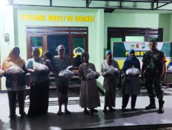 Jelang Idul Fitri, Babinsa Cermee Bagikan Sembako kepada Warga