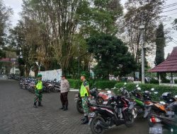 Babinsa dan Polri Bersinergi Amankan Sholat Idul Fitri di Bondowoso