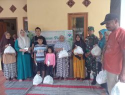 Babinsa Peduli Lebaran: Serka Lugito Bagikan Sembako untuk Warga Kurang Mampu