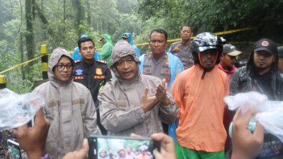 Polres Mojokerto Tutup Jalur Pacet- Cangar Selama Proses Penanganan Longsor