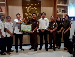 BERHASIL SELESAIKAN KONFLIK TENURIAL, KAJARI BONDOWOSO MENERIMA PIAGAM PENGHARGAAN DARI PERUM PERHUTANI