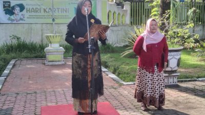HJ. SRI WINARTI MISBAKHUL MUNIR, KETUA IIK CABANG PERHUTANI KPH BONDOWOSO, PIMPIN APEL PERINGATAN HARI KARTINI 2025