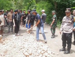 Adiria Ikut Terjun Langsung Bantu Warga Perbaiki Jalan