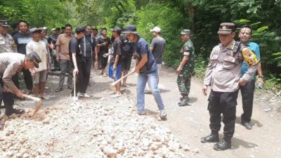 Adiria Ikut Terjun Langsung Bantu Warga Perbaiki Jalan