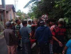 Babinsa 0822 Sigap, Mobil Terperosok Diselamatkan Bersama Warga