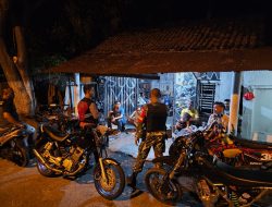 Cegah Tawuran dan Balap Liar, Babinsa 0822 dan Bhabinkamtibmas Gelar Patroli Malam di Prajekan