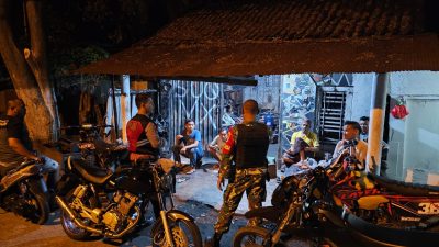Cegah Tawuran dan Balap Liar, Babinsa 0822 dan Bhabinkamtibmas Gelar Patroli Malam di Prajekan