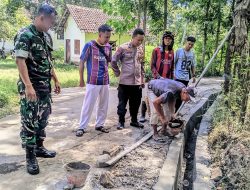 Sinergi TNI POLRI, Babinsa dan Bhabinkamtibmas Pantau Pelaksanaan Kegiatan Fisik di Desa Prajekan Kidul