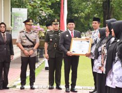 Hari Pendidikan Nasional, Bupati Subandi Serahkan Penghargaan Kepada Guru dan Siswa