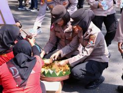 Polisi Berbagi Gorengan Hingga Bersihkan Sampah Usai Aksi Mayday di Kota Malang, Netizen: Ini Baru Humanis