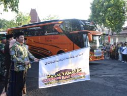 Bupati Subandi Berangkatkan Jamaah Haji Kloter 11 dari Sidoarjo