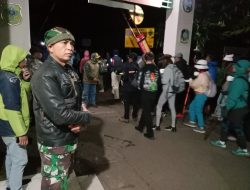 Babinsa Lakukan Pengamanan Jalur Wisata Gunung Ijen Dipimpin Langsung di Tengah Malam
