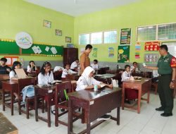 Babinsa Bondowoso Kawal Distribusi 1.304 Paket Makanan Bergizi ke 15 Sekolah