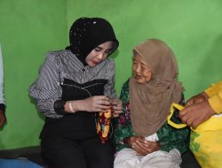 Wabup Sidoarjo Kunjungi Nenek yang Tinggal Sebatangkara