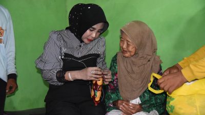 Wabup Sidoarjo Kunjungi Nenek yang Tinggal Sebatangkara
