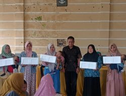 Viral! Babinsa Pengarang Dampingi Penyaluran Ikan Segar untuk Cegah Stunting: 60 Warga Dapat Bantuan 2,5 Kg Patin