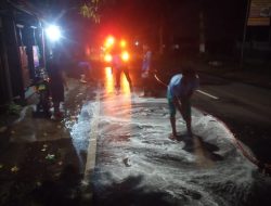 Solar Tumpah 26 Motor Terjatuh ,Aksi Sigap Babinsa Selamatkan Warga di Jalan Bondowoso-Jember