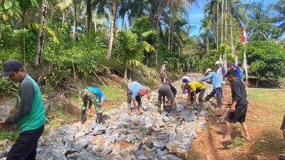 Semangat Guyup Rukun, TNI dan Warga Kompak Pecah Batu Bangun Jalan di Pekon Pemerihan