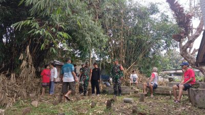 Babinsa 0822 Bersinergi Bangun Pagar Pemakaman, Wujud Nyata Kepedulian pada Fasilitas Umum
