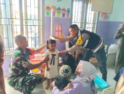 TNI Hadir untuk Rakyat: Babinsa Koramil Prajekan Aktif Dukung Kesehatan Balita dan Lansia