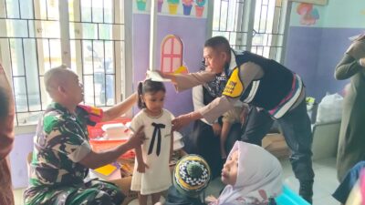 TNI Hadir untuk Rakyat: Babinsa Koramil Prajekan Aktif Dukung Kesehatan Balita dan Lansia