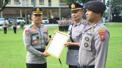 Kapolres Bondowoso Pimpin Sertijab dan Beri Penghargaan Anggota Berprestasi