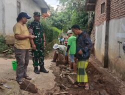 TNI Peduli Infrastruktur! Babinsa Grujugan Dampingi Pavingisasi di Dusun Giwang