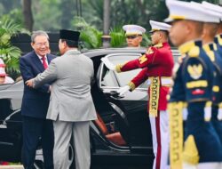 Presiden Prabowo Subianto menyambut secara resmi kedatangan Premier Republik Rakyat Tiongkok (RRT), Yang Mulia Li Qiang, di Istana Merdeka