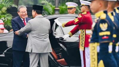 Presiden Prabowo Subianto menyambut secara resmi kedatangan Premier Republik Rakyat Tiongkok (RRT), Yang Mulia Li Qiang, di Istana Merdeka