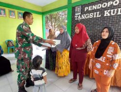 Babinsa Dampingi Penyaluran Bantuan Ikan Segar untuk Peningkatan Gizi di Tangsil Kulon