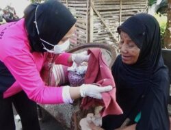 Ny.Abel Harto Agung Cahyono Bersama Bhayangkari Sambangi Nenek Yang Tidur Dengan Sampah