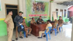 Obrolan Serius Tapi Santai, Babinsa Kajar Sambangi Balai Desa