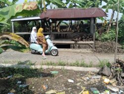 Reni Astuti DPR RI Fraksi PKS Bersepeda Motor Tinjau Program Sanitasi Jamban Sehat di Desa Kedungrawan