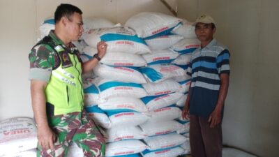 Babinsa Kodim 0822 Jalin Silaturahmi dan Pantau Ketersediaan Pupuk di Kios