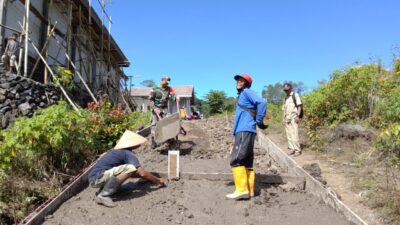 Babinsa Idaman, Sertu Jumadi Turun Langsung Bantu Pengecoran Jalan di Rejomulyo Kecamatan Ijen