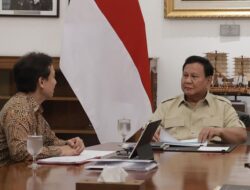 Presiden Prabowo Subianto menerima Menteri Kesehatan Budi Gunadi Sadikin di Istana Merdeka