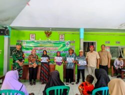 Babinsa Klabang Kawal Penyaluran BLT-DD